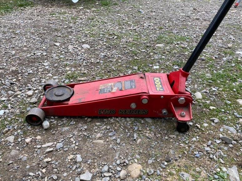 Pineview Rentals Floor Jack